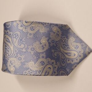 02 Geoffrey Beene Necktie